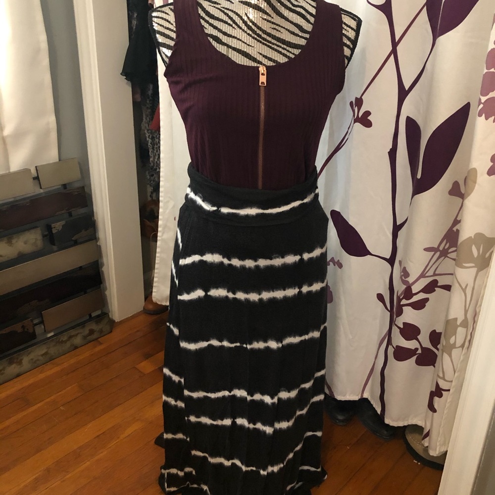 Pixie skirt size medium whitish and black